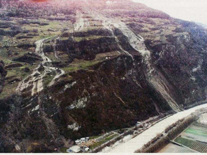 Une photo prise peu de temps après l'explosion de la conduite forcée. Barrage de la Grande Dixence, Hérémence, canton du Valais. Une photo prise peu de temps après l'explosion de la conduite forcée. Barrage de la Grande Dixence, Hérémence, canton du Valais.