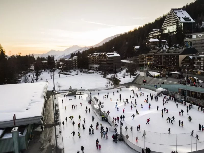 La patinoire extérieure en hiver avec, plus loin, l'étang d'Ycoor. À ce moment, l'Orangerie est démontée. La patinoire extérieure en hiver avec, plus loin, l'étang d'Ycoor. À ce moment, l'Orangerie est démontée. Crans-Montana