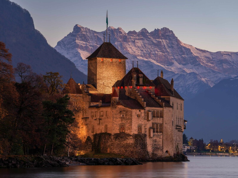 La vue dans l'autre sens depuis le château de Chillon, au bord du (lac) Léman, vers les Dents du Midi.