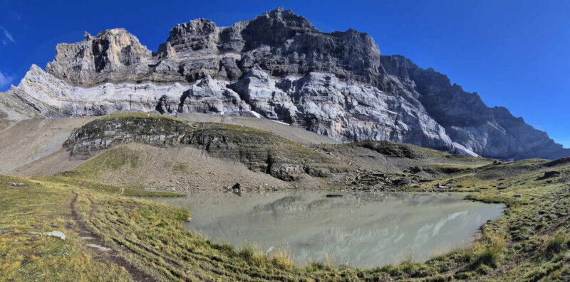 côté Nord. Lac de Soi, Val-d'Illiez, Bas-Valais. Dent du Midi. Le lac de Soi au pied des magnifiques Dents du Midi.