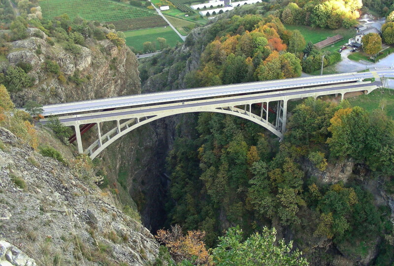 Les ponts de Gueuroz, au-dessus des fameuse gorges du Trient, sont intimement liés à la famille Gianadda à travers deux générations de constructeurs : le premier pont en béton armé, inauguré en 1934, a été co-construit par l'entrepreneur Baptiste Gianadda (le grand-père), tandis que le second pont parallèle, mis en service en 1994 pour soulager son aîné, a été conçu par le bureau d'ingénieurs de son petit-fils, Léonard Gianadda. 